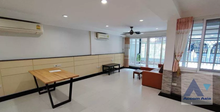  3 Bedrooms  Townhouse For Rent in Sukhumvit, Bangkok  near BTS Thong Lo (AA37727)