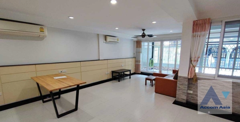  1  3 br Townhouse For Rent in Sukhumvit ,Bangkok BTS Thong Lo AA37727