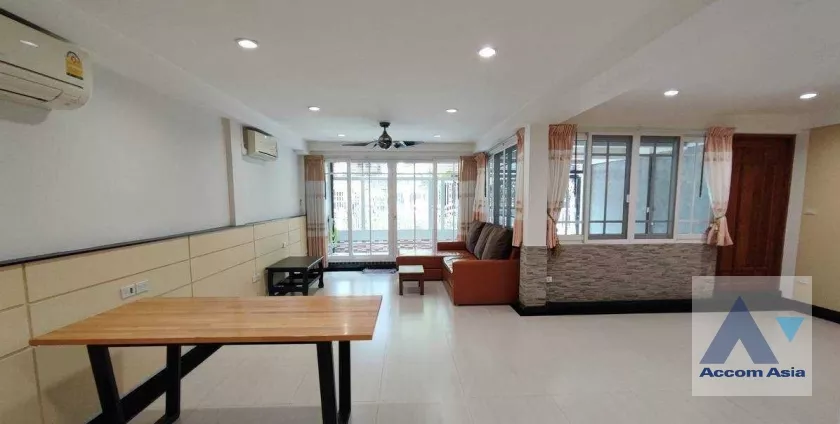  2  3 br Townhouse For Rent in sukhumvit ,Bangkok BTS Thong Lo AA37727