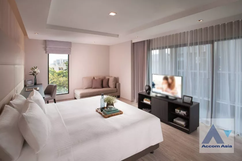  2 Bedrooms  Apartment For Rent in Sukhumvit, Bangkok  near BTS Ekkamai (AA37728)