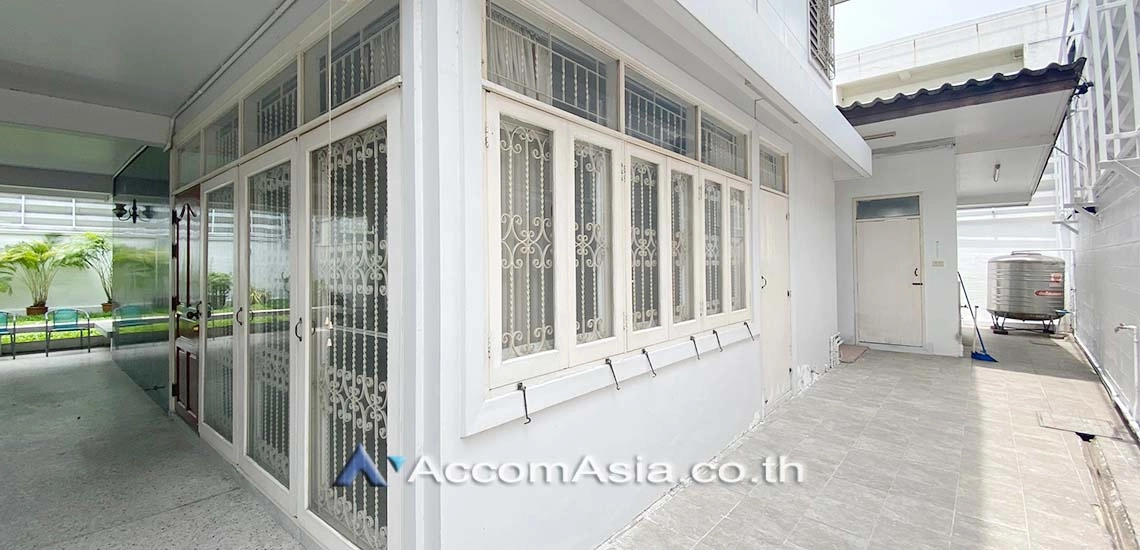  3 Bedrooms  House For Rent in Sukhumvit, Bangkok  near BTS Asok - MRT Sukhumvit (4001901)