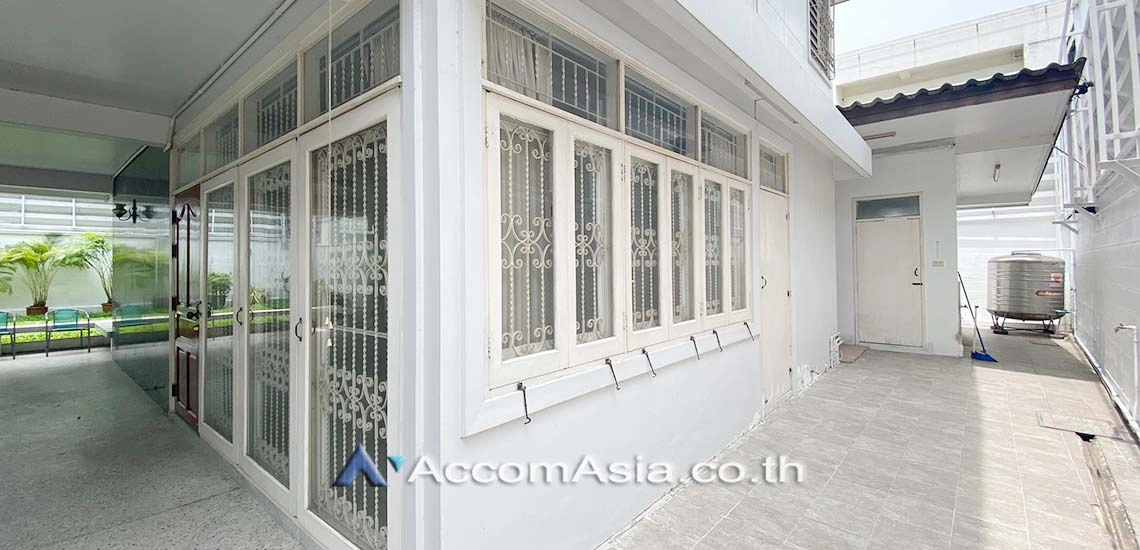 unit 3 Bedrooms  House For Rent & Sale in Sukhumvit, Bangkok  near BTS Asok - MRT Sukhumvit (4001901)