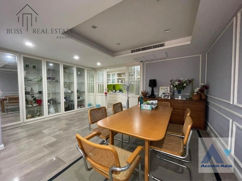 unit 3 Bedrooms  Townhouse For Rent & Sale in Sathorn, Bangkok  near MRT Khlong Toei (AA37984)