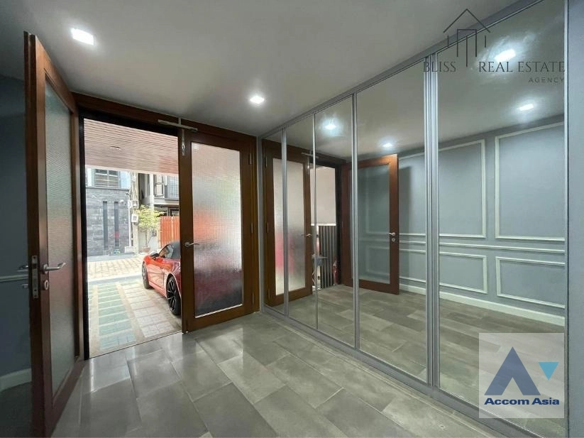 5  3 br Townhouse for rent and sale in Sathorn ,Bangkok MRT Khlong Toei AA37984