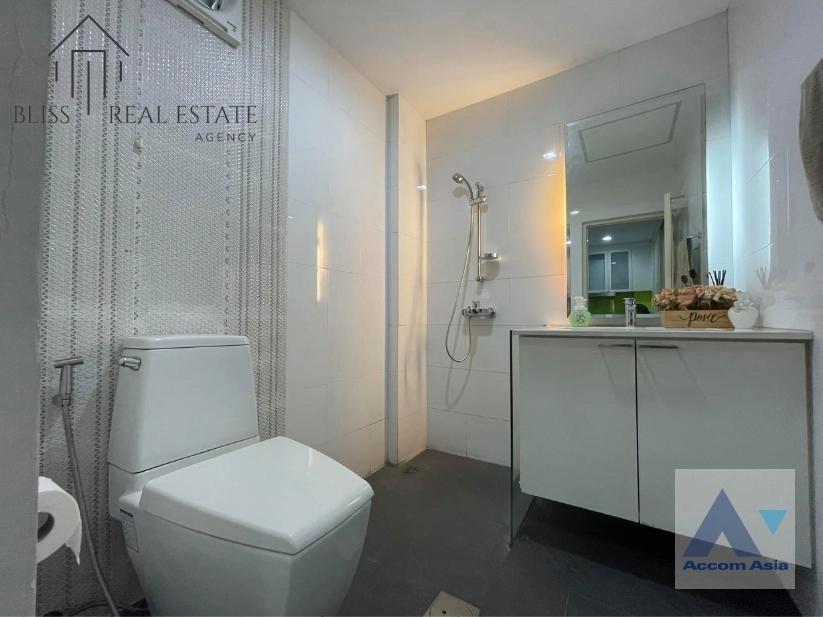 6  3 br Townhouse for rent and sale in Sathorn ,Bangkok MRT Khlong Toei AA37984