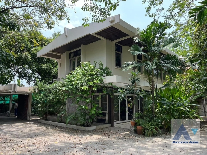Pet friendly |  4 Bedrooms  House For Rent in Sukhumvit, Bangkok  near BTS Phra khanong (AA38011)