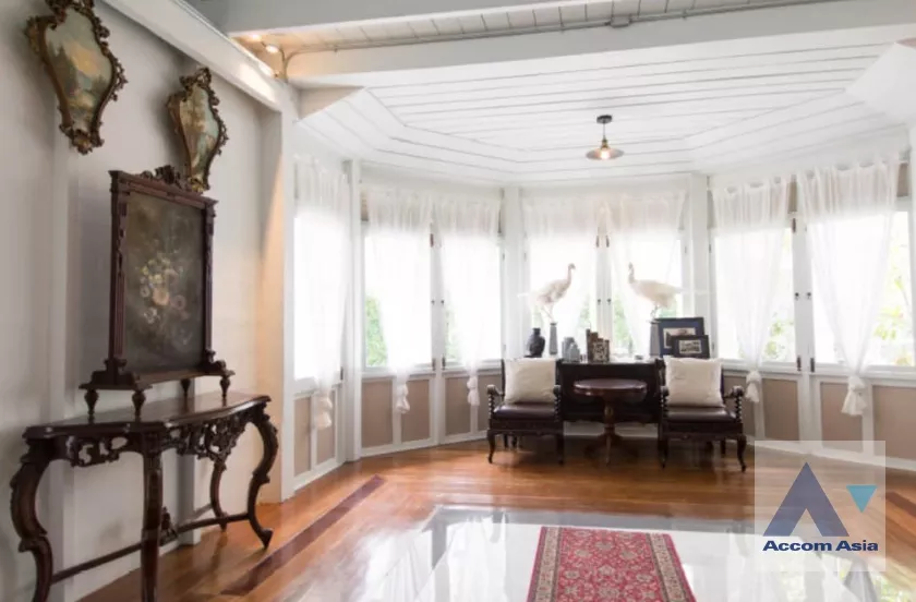 5  2 br House For Rent in Silom ,Bangkok MRT Sam Yan AA38016