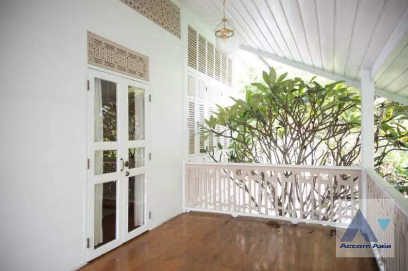 9  2 br House For Rent in Silom ,Bangkok MRT Sam Yan AA38016