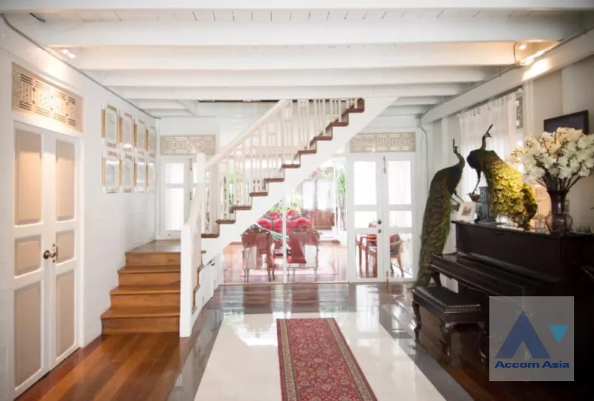 4  2 br House For Rent in Silom ,Bangkok MRT Sam Yan AA38016