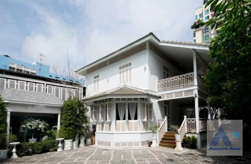  2 Bedrooms  House For Rent in Silom, Bangkok  near MRT Sam Yan (AA38016)