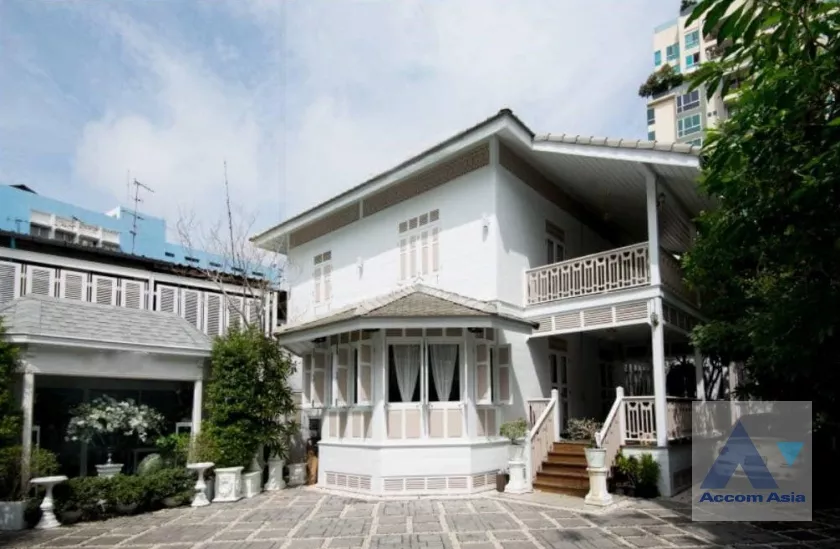 2  2 br House For Rent in Silom ,Bangkok MRT Sam Yan AA38016