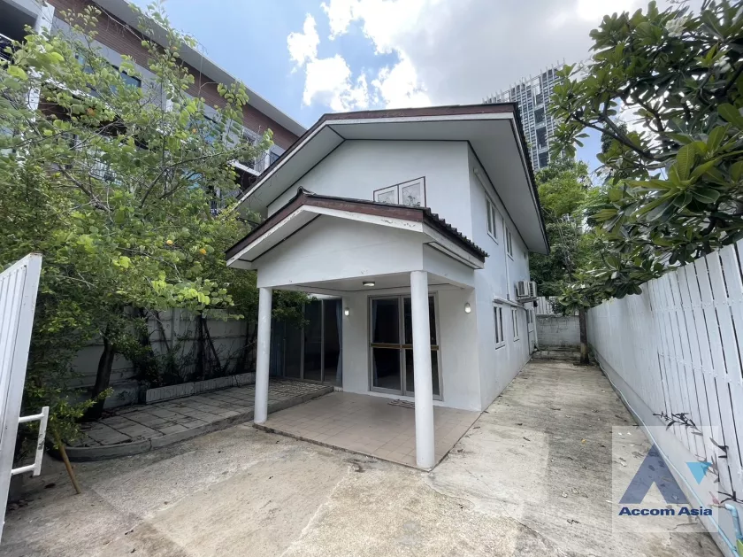  3 Bedrooms  House For Rent in Sathorn, Bangkok  near BRT Arkhan Songkhro (AA38058)