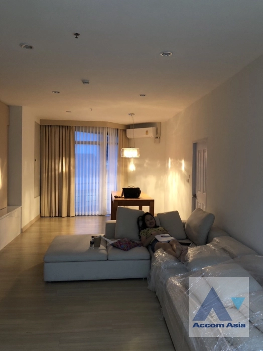 unit 3 Bedrooms  Condominium For Rent in Charoen Nakhon, Bangkok  near BTS Krung Thon Buri (AA38209)
