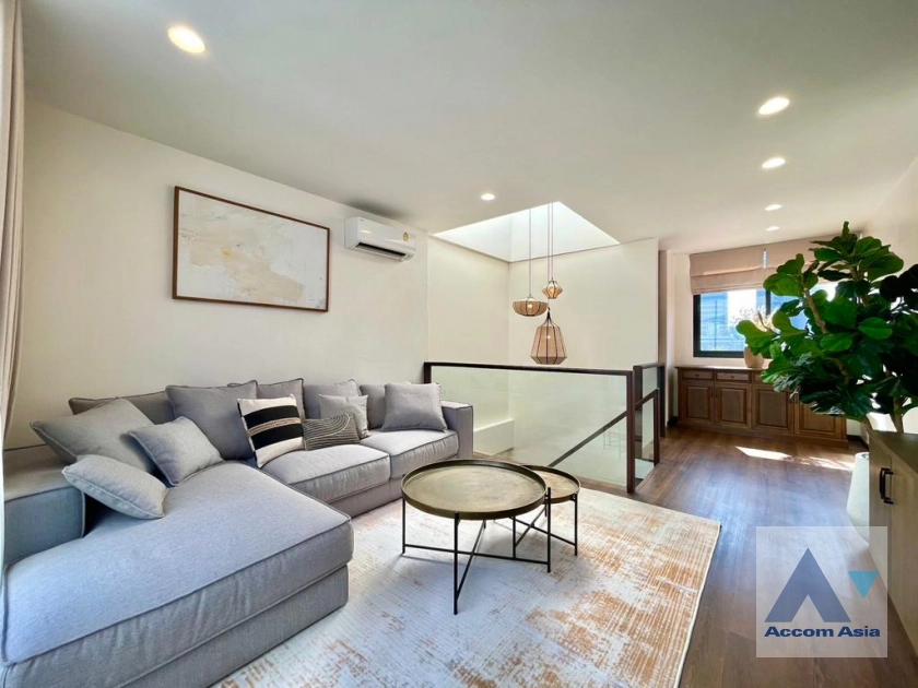 5  3 br Townhouse for rent and sale in Silom ,Bangkok BTS Saint Louis AA38225