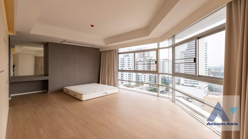  3 Bedrooms  Condominium For Rent in Sukhumvit, Bangkok  near BTS Ekkamai (AA38232)