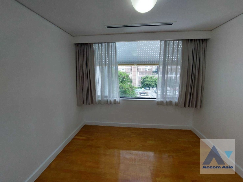 12  3 br Apartment For Rent in Sathorn ,Bangkok BTS Sala Daeng - MRT Lumphini at Children Dreaming Place - Garden AA38238