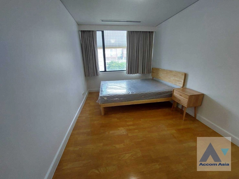 10  3 br Apartment For Rent in Sathorn ,Bangkok BTS Sala Daeng - MRT Lumphini at Children Dreaming Place - Garden AA38238
