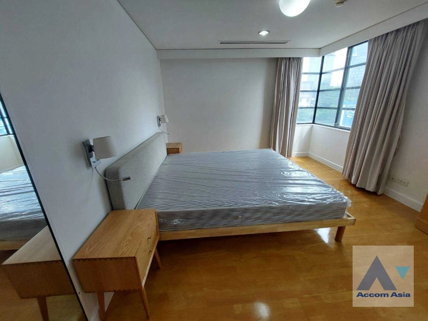 11  3 br Apartment For Rent in Sathorn ,Bangkok BTS Sala Daeng - MRT Lumphini at Children Dreaming Place - Garden AA38238