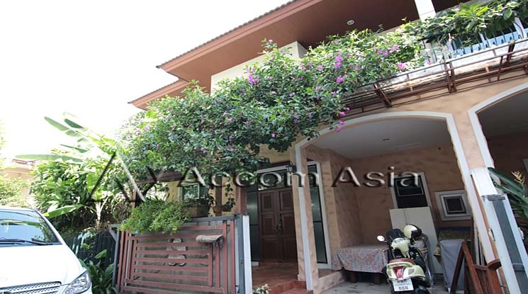 unitPet friendly |  3 Bedrooms  House For Rent in Sukhumvit, Bangkok  near BTS Nana (95246)