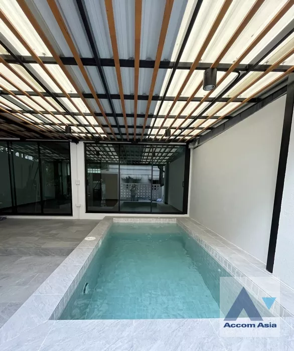 Private Swimming Pool |  5 Bedrooms  House For Rent in Phaholyothin, Bangkok  near BTS Saphan-Kwai (AA38267)
