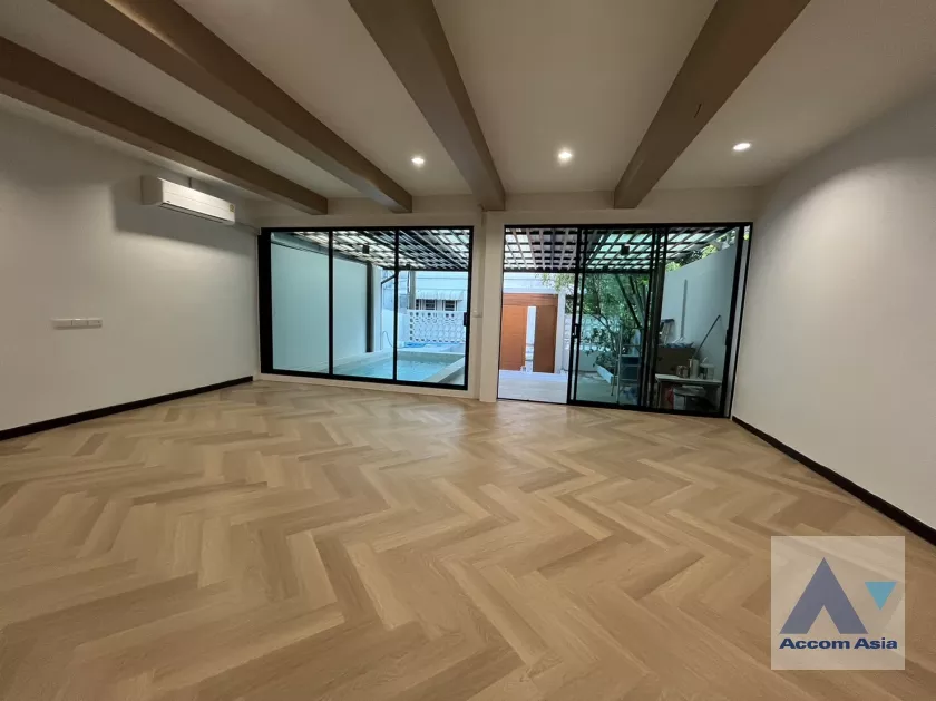 Private Swimming Pool |  5 Bedrooms  House For Rent in Phaholyothin, Bangkok  near BTS Saphan-Kwai (AA38267)