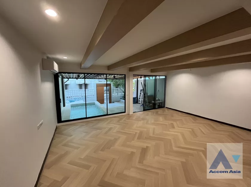 unitPrivate Swimming Pool |  5 Bedrooms  House For Rent & Sale in Phaholyothin, Bangkok  near BTS Saphan-Kwai (AA38267)