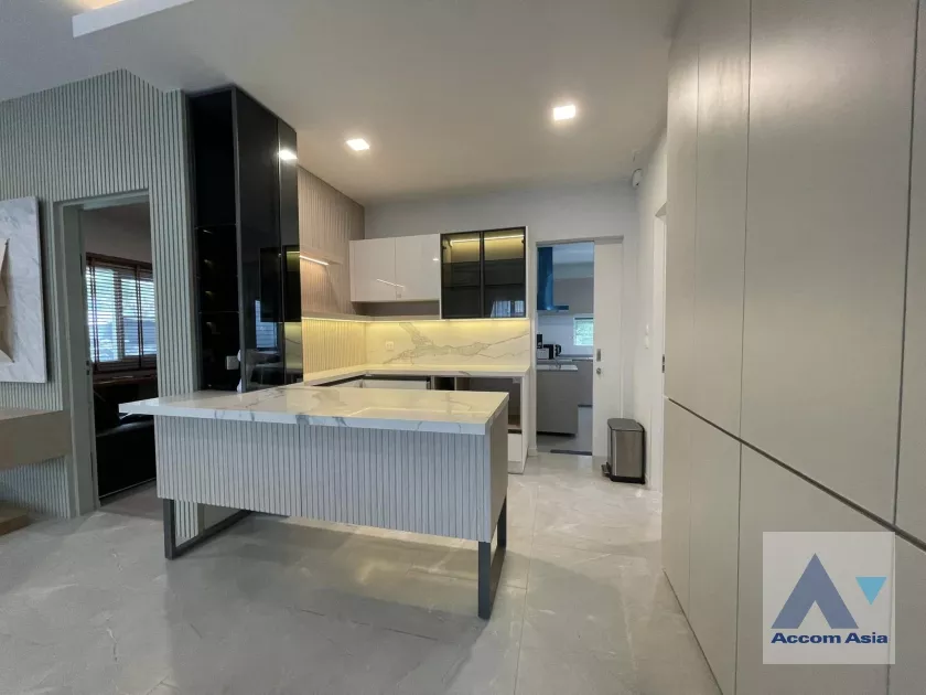  4 Bedrooms  House For Rent in Pattanakarn, Bangkok  (AA38405)