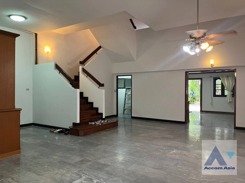 4  5 br Townhouse for rent and sale in Sathorn ,Bangkok BRT Wat Priwat AA38491