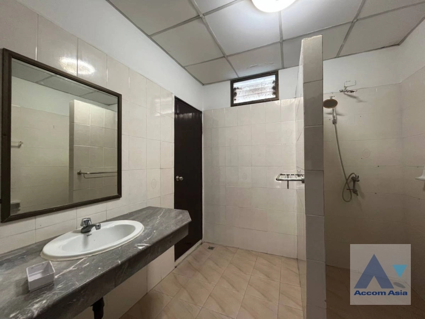 13  5 br Townhouse for rent and sale in Sathorn ,Bangkok BRT Wat Priwat AA38491