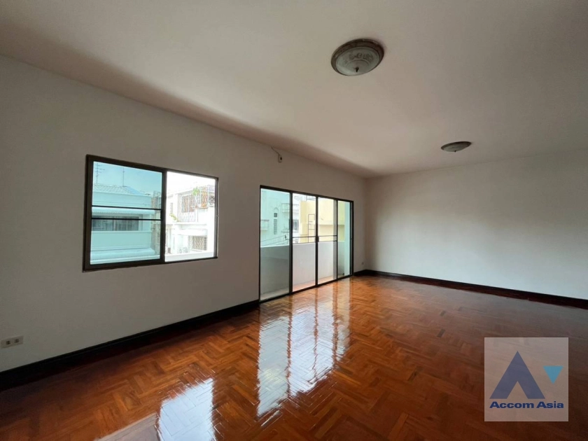 18  5 br Townhouse for rent and sale in Sathorn ,Bangkok BRT Wat Priwat AA38491
