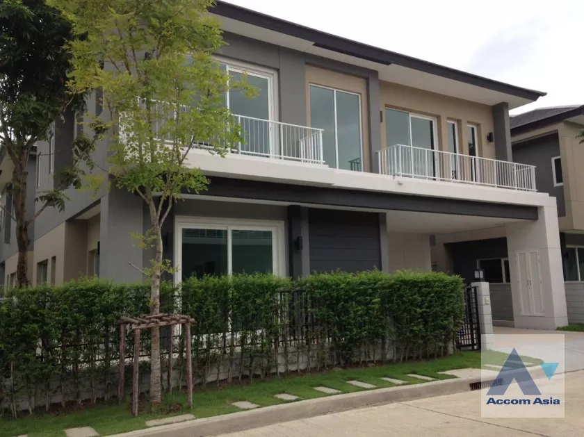  4 Bedrooms  House For Rent in Bangna, Bangkok  near BTS Bang Na (AA38592)