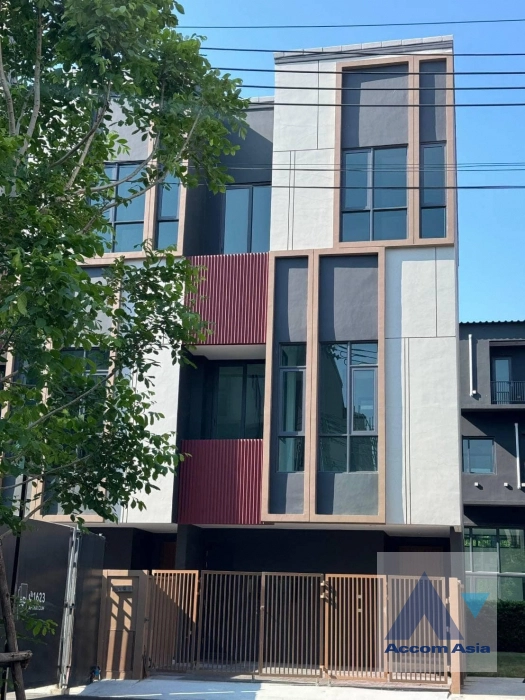 Home Office, Pet friendly |  Baan Klang Muang CLASSE Sukhumvit 77 House  3 Bedroom for Rent BTS On Nut in Sukhumvit Bangkok