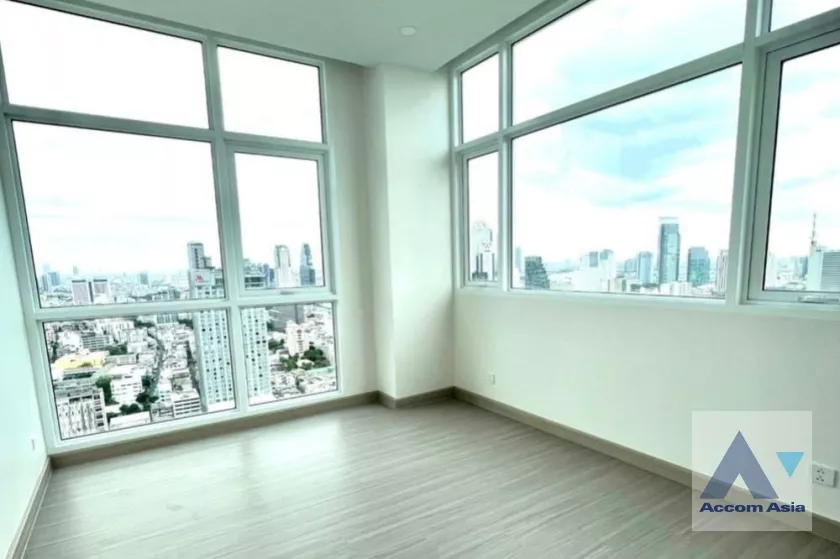  3 Bedrooms  Condominium For Sale in Silom, Bangkok  near MRT Sam Yan (AA38623)