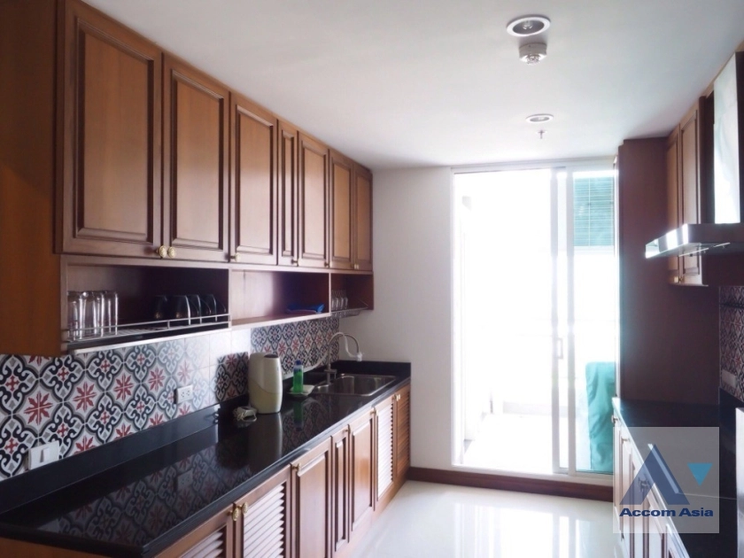 unitWell-maintained condominium with warm wood tones near Sathorn (1516940)
