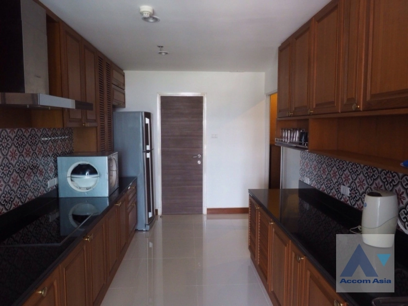 unitWell-maintained condominium with warm wood tones near Sathorn (1516940)