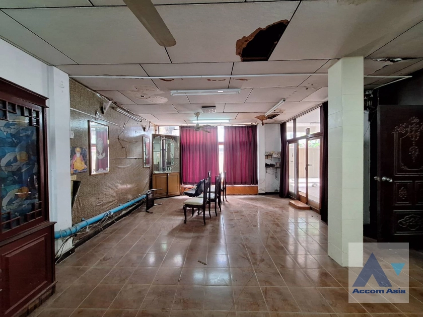 unit 3 Bedrooms  House For Sale in Sukhumvit, Bangkok  near BTS Ekkamai (AA38658)