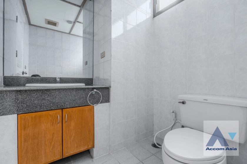 8  4 br Apartment For Rent in Sukhumvit ,Bangkok BTS Ekkamai at High-Rise Living with a Large Balcony Apartment in Ekkamai AA38682