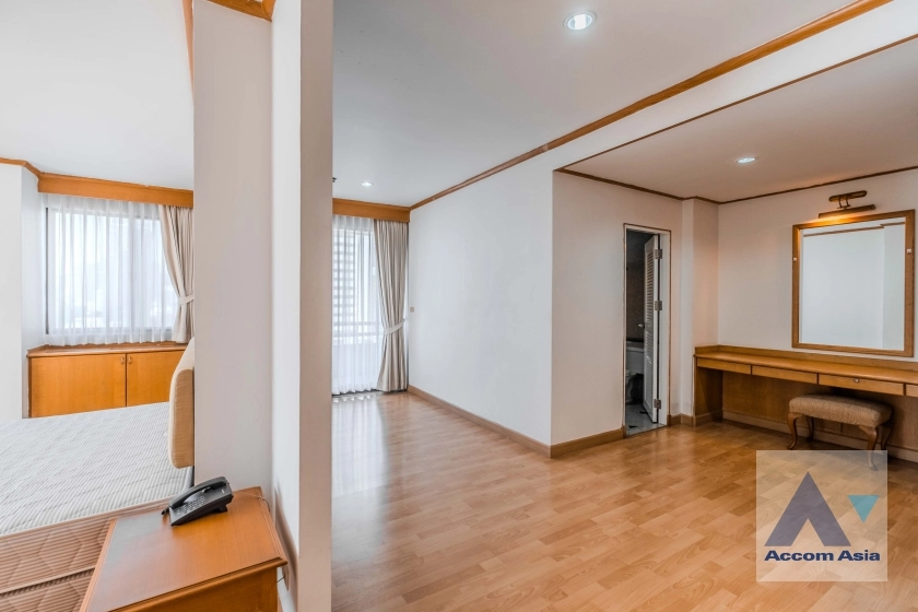 10  4 br Apartment For Rent in Sukhumvit ,Bangkok BTS Ekkamai at High-Rise Living with a Large Balcony Apartment in Ekkamai AA38682