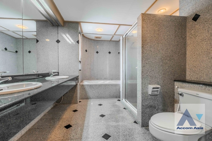 12  4 br Apartment For Rent in Sukhumvit ,Bangkok BTS Ekkamai at High-Rise Living with a Large Balcony Apartment in Ekkamai AA38682