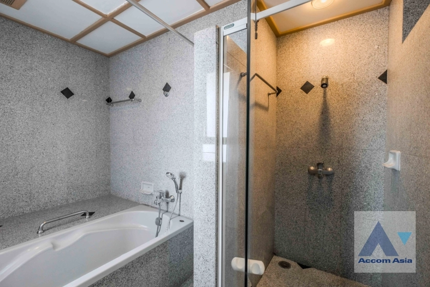 13  4 br Apartment For Rent in Sukhumvit ,Bangkok BTS Ekkamai at High-Rise Living with a Large Balcony Apartment in Ekkamai AA38682