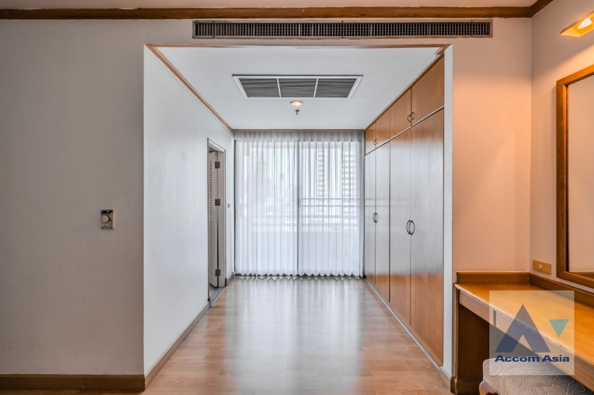 16  4 br Apartment For Rent in Sukhumvit ,Bangkok BTS Ekkamai at High-Rise Living with a Large Balcony Apartment in Ekkamai AA38682