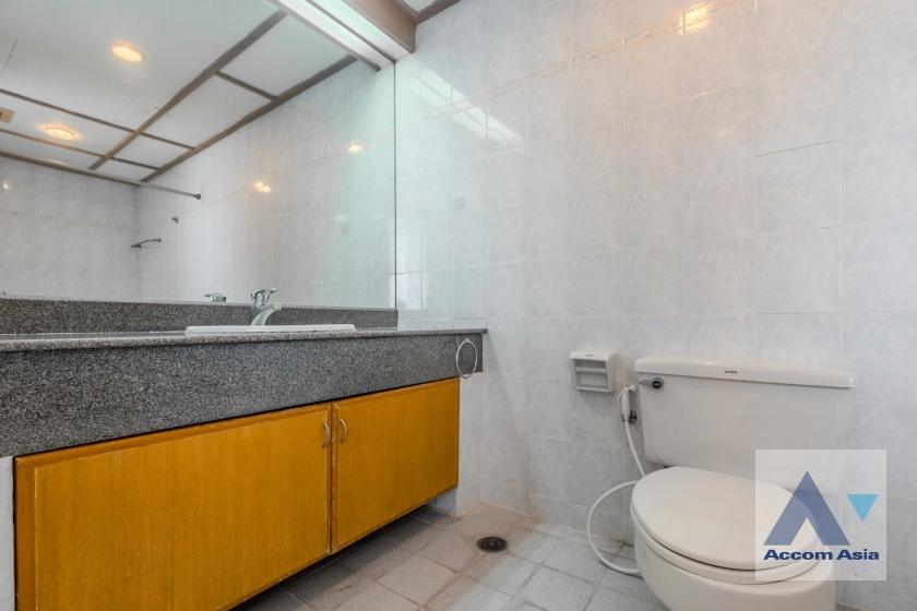 17  4 br Apartment For Rent in Sukhumvit ,Bangkok BTS Ekkamai at High-Rise Living with a Large Balcony Apartment in Ekkamai AA38682