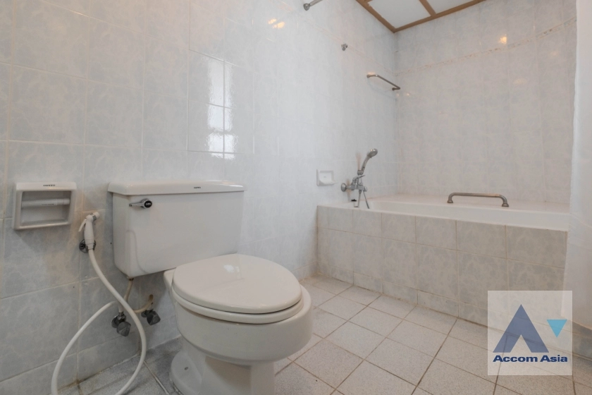 18  4 br Apartment For Rent in Sukhumvit ,Bangkok BTS Ekkamai at High-Rise Living with a Large Balcony Apartment in Ekkamai AA38682