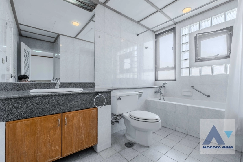 20  4 br Apartment For Rent in Sukhumvit ,Bangkok BTS Ekkamai at High-Rise Living with a Large Balcony Apartment in Ekkamai AA38682