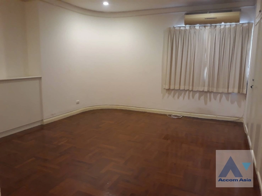  3 Bedrooms  Condominium For Rent in Sukhumvit, Bangkok  near BTS Nana (AA38692)