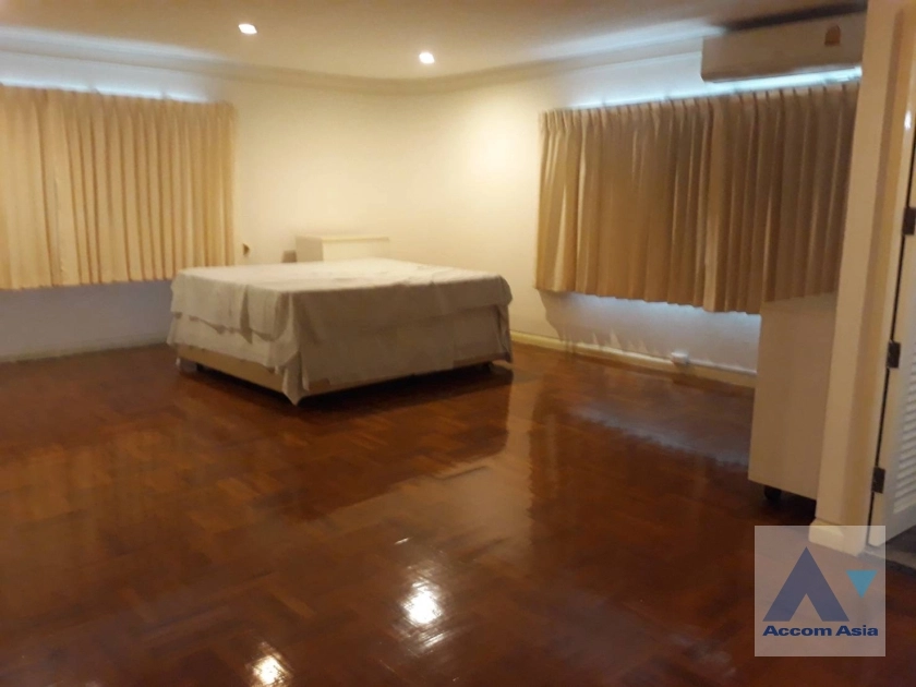  3 Bedrooms  Condominium For Rent in Sukhumvit, Bangkok  near BTS Nana (AA38692)