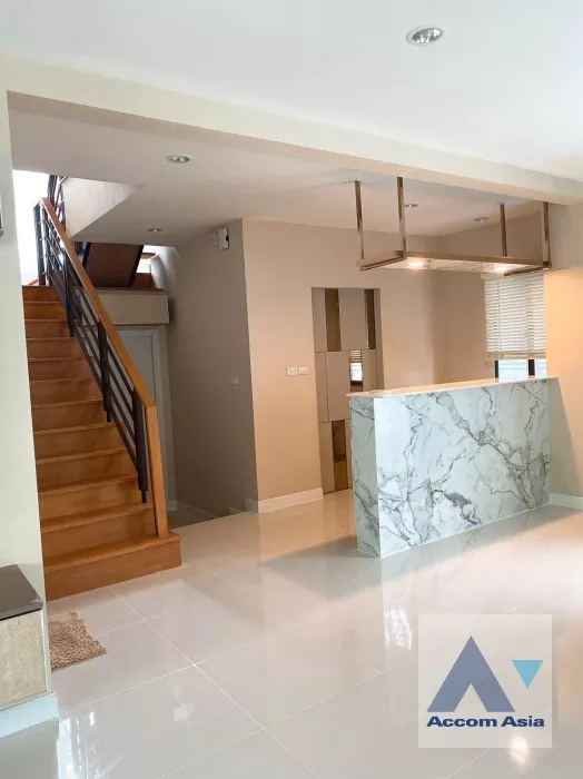 unit 3 Bedrooms  House For Rent & Sale in Pattanakarn, Bangkok  near BTS On Nut (AA38709)