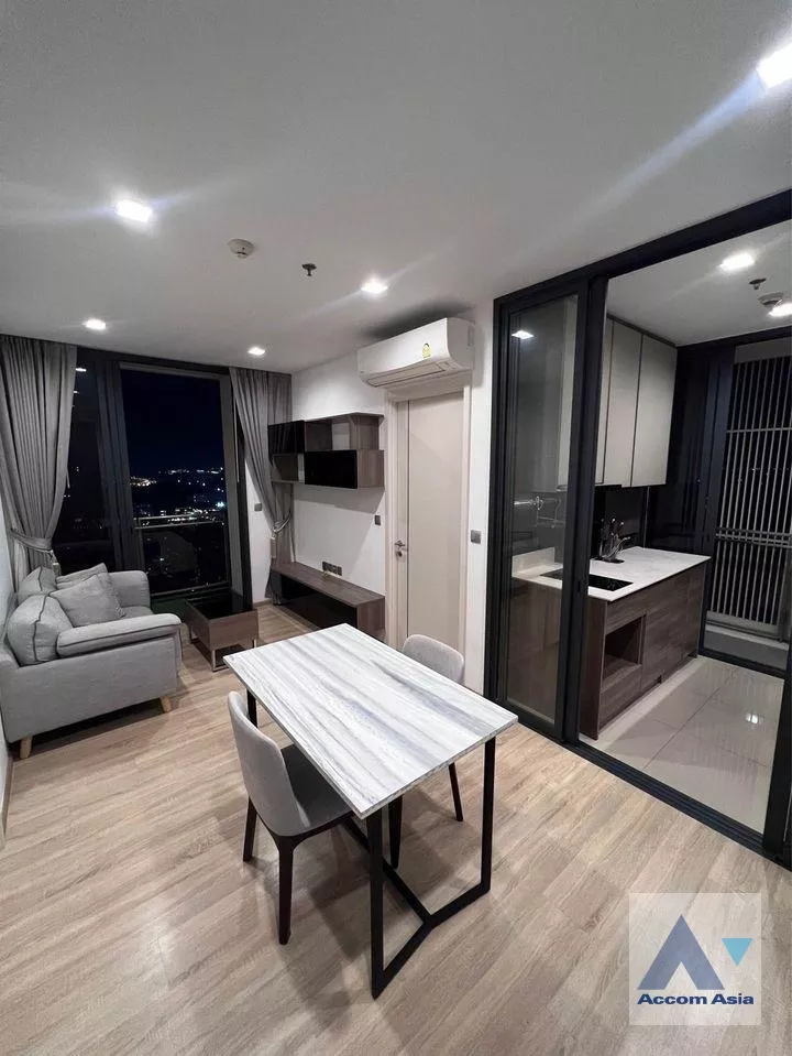  2 Bedrooms  Condominium For Sale in Phaholyothin, Bangkok  near BTS Saphan-Kwai (AA38714)