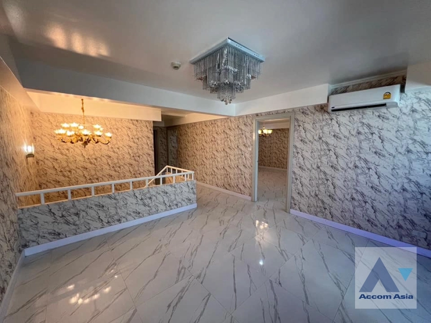 unitDuplex Condo | Spacious unit with high ceilings and potential in Sukhumvit (AA38718)