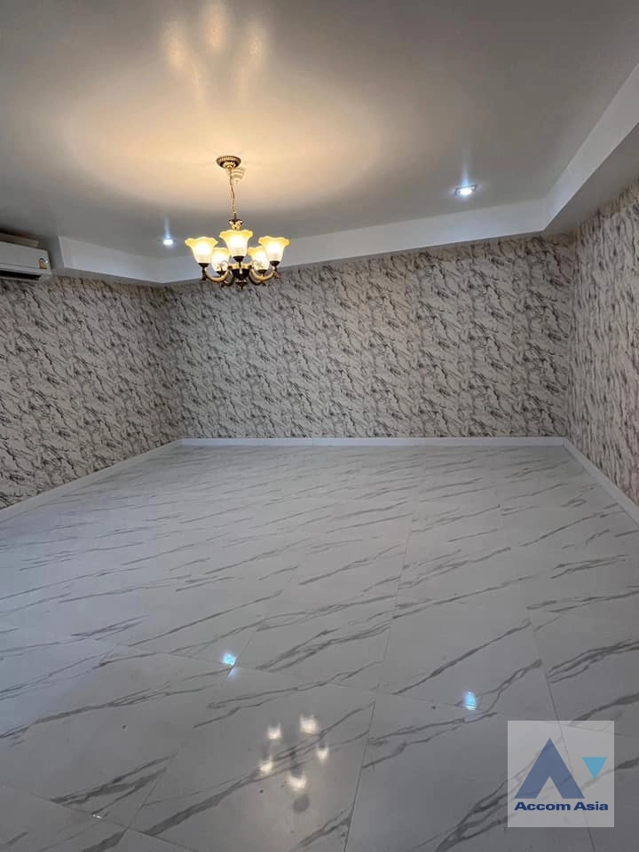 unitDuplex Condo | Spacious unit with high ceilings and potential in Sukhumvit (AA38718)